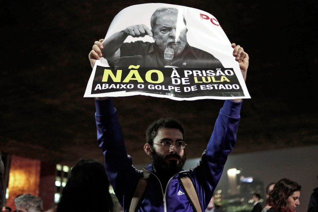 Manifestantes protestam contra condenação do ex-presidente Lula em frente à sede da FIESP, na av. Paulista, em São Paulo (SP) - 12/07/2017