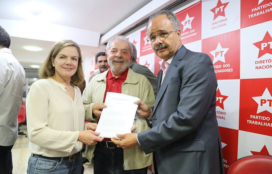 Em reunião do PT, Vicente Cândido entrega cópias do relatório da reforma política ao ex-presidente Lula e à senadora Gleisi Hoffmann