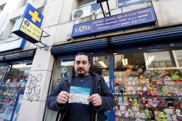 Consumidor exibe pacote adquirido legalmente em uma farmácia em Montevidéu, no Uruguai