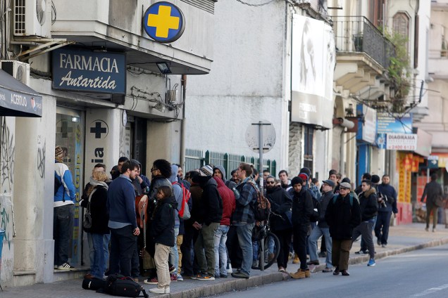 Consumidores formam filas em frente às farmácias uruguaias em busca de maconha, agora vendida legalmente nas ruas