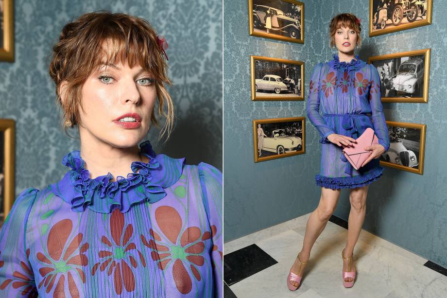 Milla Jovovich desfilou um look Miu Miu com babados e recorte retrô. Acessórios rosa e maquiagem leve complementam o estilo romântico