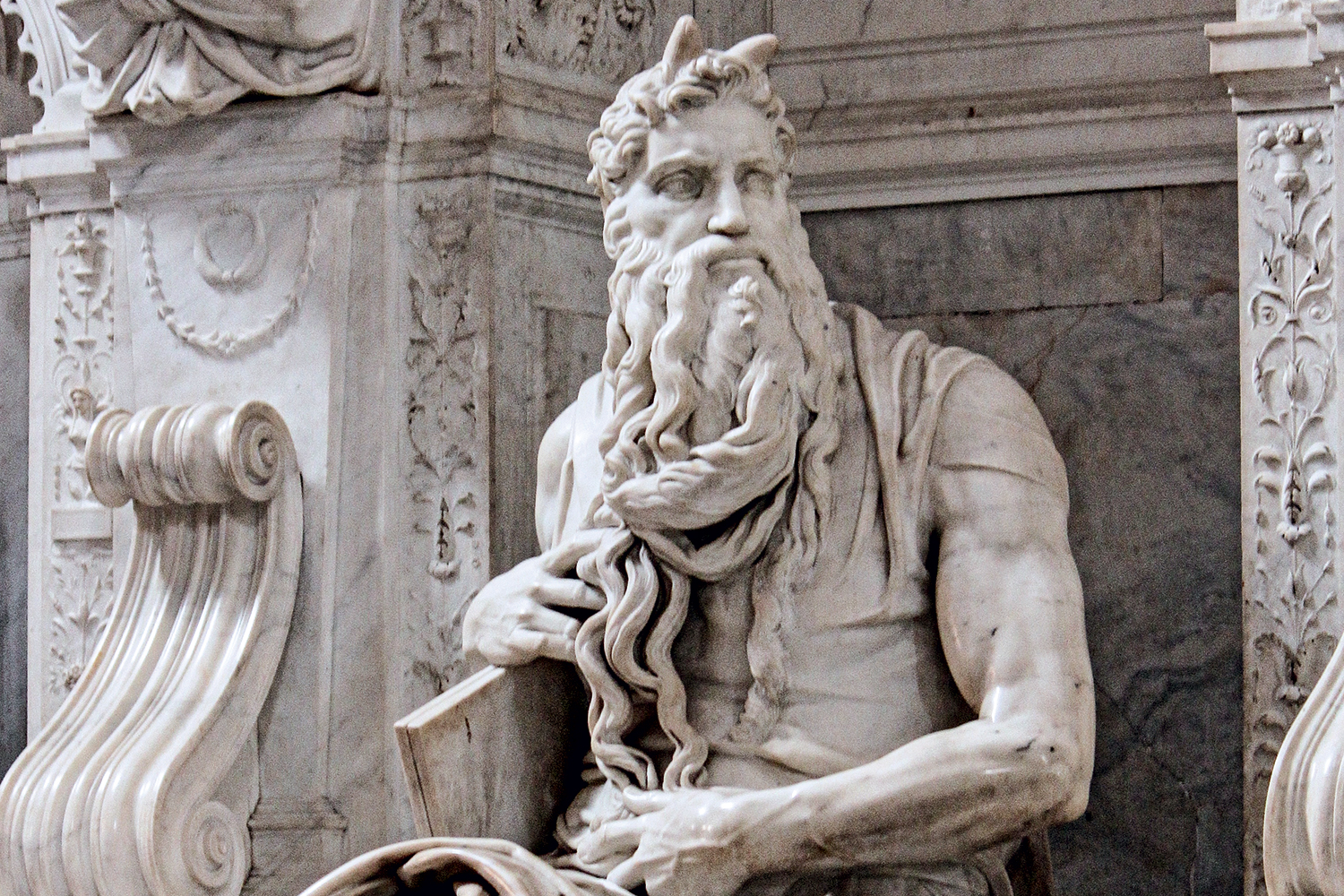 EQUÍVOCO - Moisés, de Michelangelo, com chifres: a tradução correta é “raios”