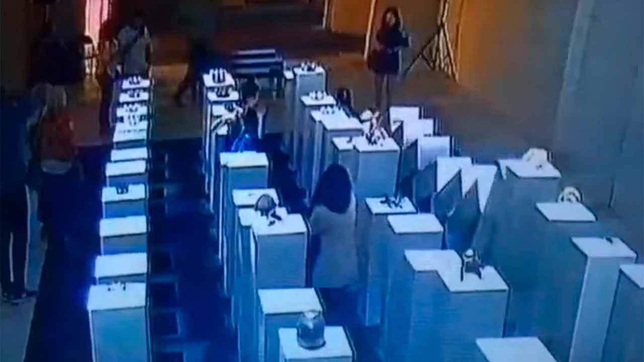 Vídeo mostra o momento em que a mulher derruba uma peça de arte em exposição