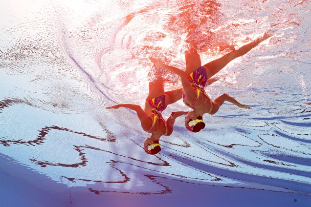 Ucranianas competem nas eliminatórias do dueto técnico de nado sincronizado durante o primeiro dia do Campeonato Mundial de Esportes Aquáticos na Hungria