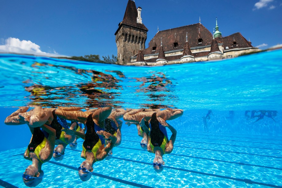 Com o Castelo de Vajdahunyad ao fundo, a equipe sul coreana compete na fase preliminar do nado sincronizado no Mundial de Esportes Aquáticos na Hungria