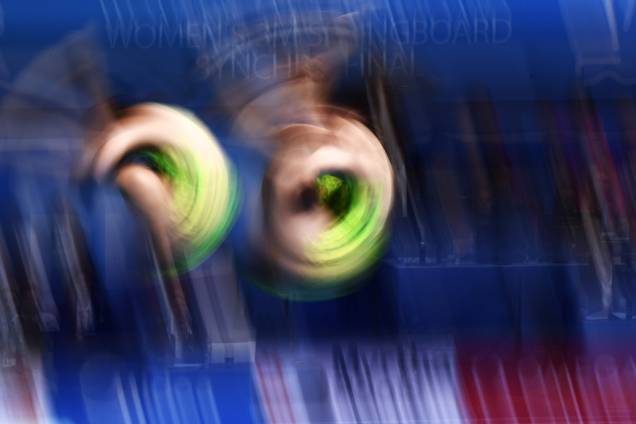 Dupla da Malásia é fotografada durante a final do salto sincronizado feminino de trampolim, no Mundial de Esportes Aquáticos, em Budapeste na Hungria Dupla da Malásia é fotografada durante a final do salto sincronizado feminino de trampolim, no Mundial de Esportes Aquáticos, em Budapeste na Hungria