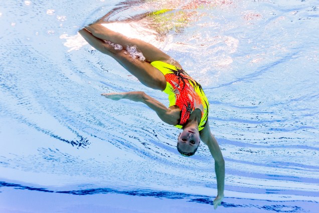Fotografada embaixo d'água, a ucraniana Anna Voloshyna compete na modalidade nado sincronizado solo do Mundial de Esportes Aquáticos na Hungria