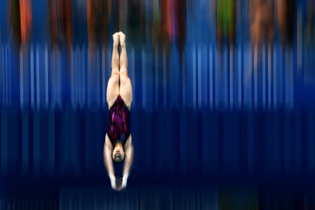 Chinesa compete no salto sincronizado de 3 metros de altura durante o quarto dia do Campeonato Mundial de Esportes Aquáticos, em Budapeste na Hungria
