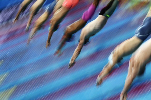 Nadadores mergulham no início da competição dos 50 metros borboleta do Mundial de Esportes Aquáticos em Budapeste, na Hungria