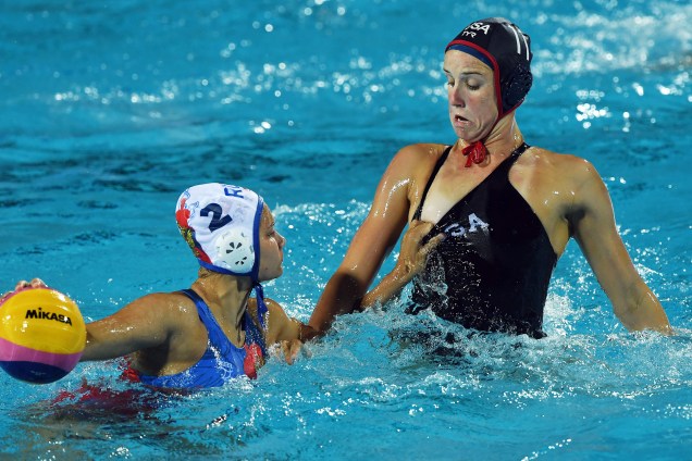 Rússia e Estados Unidos fazem um jogo pegado durante a semifinal do pólo aquático feminino em Budapeste, na Hungria, pelo Campeonato Mundial de Esportes Aquáticos