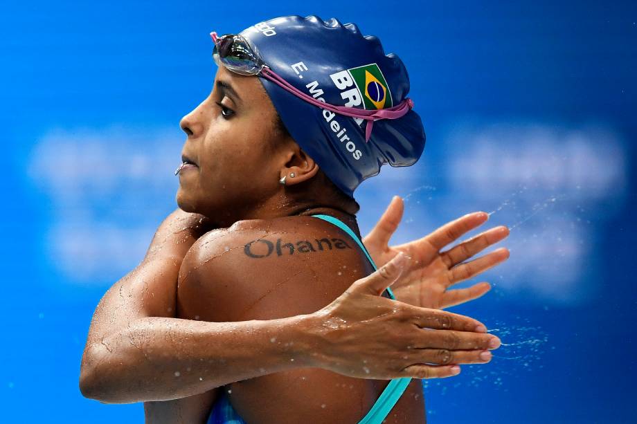 Nadadora brasileira Etiene Medeiros durante a preparação antes de cair na água para a final dos 50 metros costas do Mundial de Esportes Aquáticos na Hungria