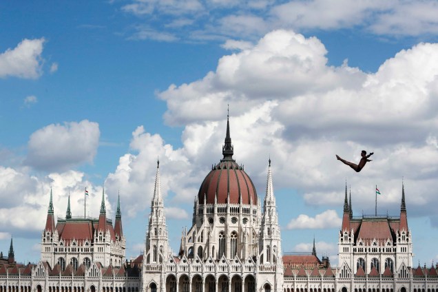 O brasileiro Murilo Galves Maques compete no salto de plataforma alta de 27 metros, durante o Mundial de Esportes Aquáticos em Budapeste, na Hungria