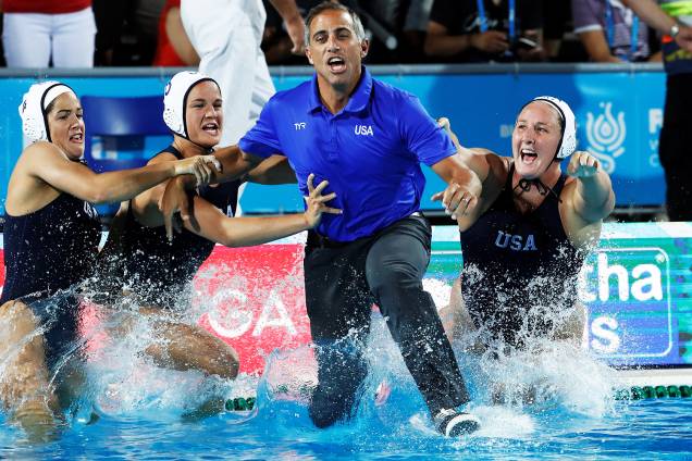 O técnico da equipe feminina dos EUA, Adam Krikorian, após a final do polo aquático contra a Espanha, no Mundial, no Mundial de esportes aquáticos de Budapeste, na Hungria - 28/07/2017 O técnico da equipe feminina dos EUA, Adam Krikorian, após a final do polo aquático contra a Espanha, no Mundial, no Mundial de esportes aquáticos de Budapeste, na Hungria - 28/07/2017