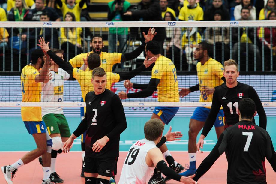 Seleção brasileira comemora ponto contra seleção canadense durante Mundial de Vôlei, em Curitiba - 04/07/2017