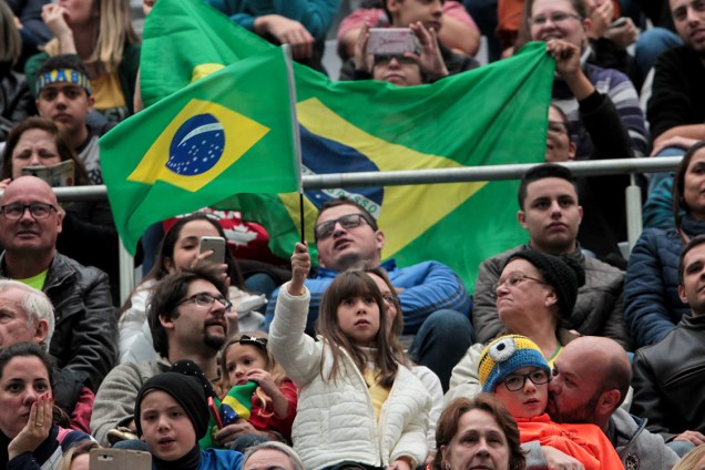 Arquibancada torce para seleção brasileira de vôlei durante partida contra o Canadá, em Curitiba - 04/07/2017