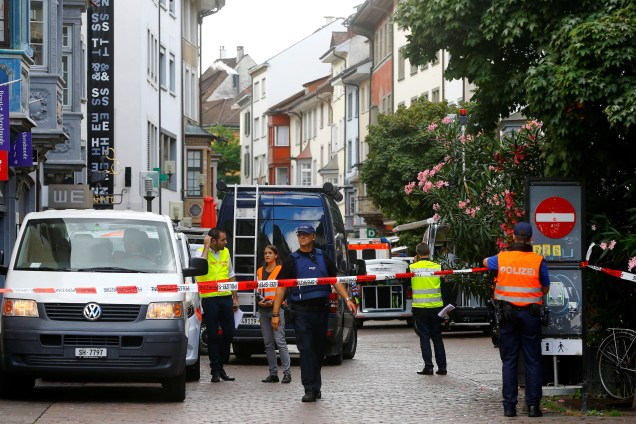 Policiais investigam o local de um ataque em Schaffhausen, na Suíça - 24/07/2017