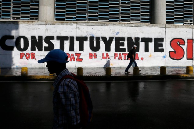 Mural promove a eleição da Assembleia Constituinte em Caracas, na Venezuela - 30/07/2017