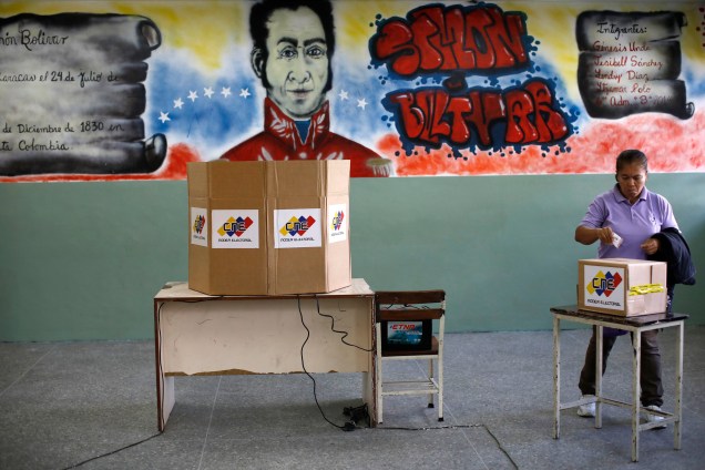 Mulher vota durante a eleição da Assembleia Constituinte em Caracas, na Venezuela - 30/07/2017