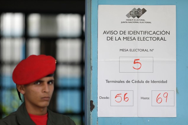 Soldado fica de guarda em uma mesa de votação durante as eleições da Assembleia Constituinte em Caracas, na Venezuela - 30/07/2017