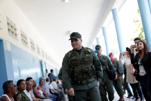 O ministro da Defesa da Venezuela, Vladimir Padrino Lopez, cumprimenta eleitores enquanto chegar para votar na eleição da Assembleia Constituinte em Caracas - 30/07/2017