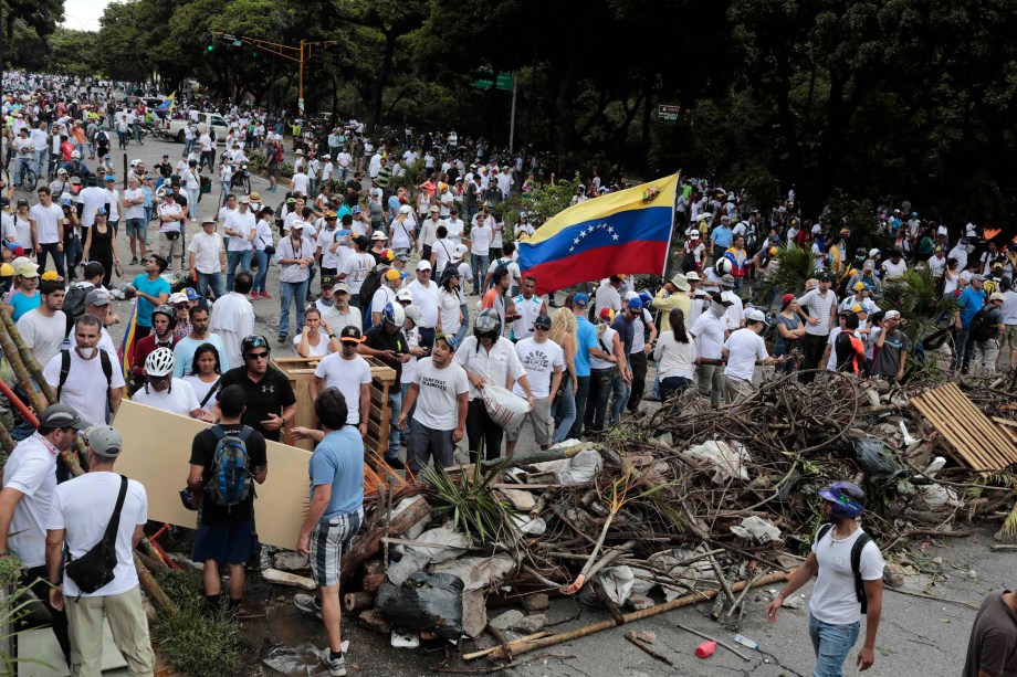 Manifestantes de oposição se reúnem atrás de uma barricada durante as eleições da Assembleia Constituinte em Caracas, na Venezuela - 30/07/2017