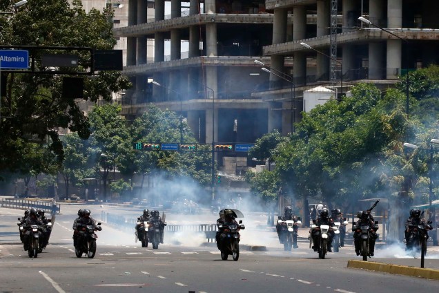 Policiais em motocicletas entram em confronto com manifestantes durante eleição da Assembleia Constituinte em Caracas, Venezuela - 30/07/2017