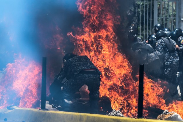 Policiais reagem após a explosão durante confronto com manifestantes em Caracas, na Venezuela - 30/07/2017