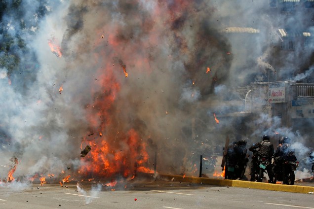 Policiais reagem após a explosão durante confronto com manifestantes em Caracas, na Venezuela - 30/07/2017