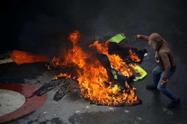 Manifestantes queimam uniformes da polícia durante confrontos em Caracas, na Venezuela - 30/07/2017