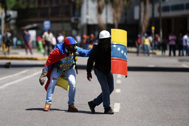 Manifestantes de oposição se reúnem contra o governo do presidente Nicolás Maduro, em Caracas, na Venezuela - 04/07/2017