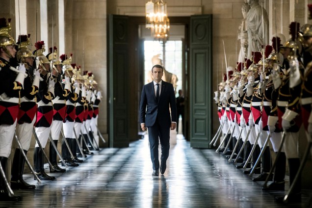 O presidente francês, Emmanuel Macron, atravessa a Galerie des Bustes no Palácio de Versalhes para um congresso especial reunindo a Assembleia Nacional e o Senado - 03/07/2017