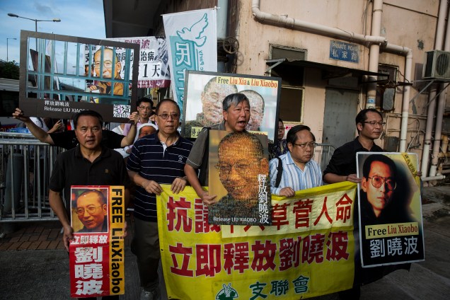Os manifestantes pró-democracia marcham em direção em Hong Kong para exigir a libertação do Nobel de Literatura Liu Xiaobo - 10/07/2017