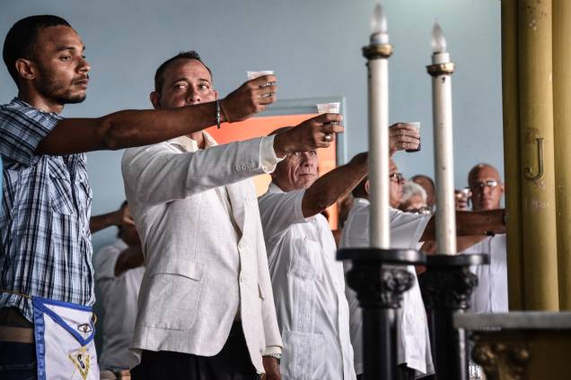Maçons fazem um brinde durante uma cerimônia em um templo em Havana, Cuba. Maçons fazem um brinde durante uma cerimônia em um templo em Havana, Cuba.