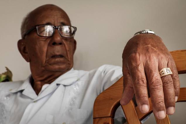 Anel tradicional da maçonaria no dedo de um maçom cubano. Anel tradicional da maçonaria no dedo de um maçom cubano.
