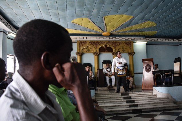 No templo Grand Lodge, em Havana, maçons cubanos participam de cerimônia.