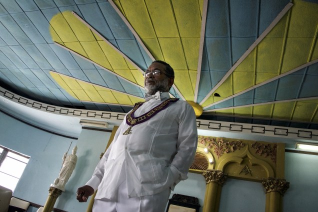 O mestre maçom Larazo Cuesta durante cerimônia no templo Grand Lodge, em Havana, Cuba.