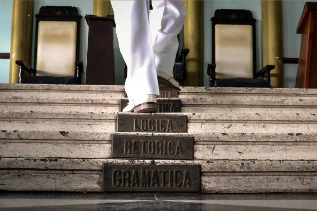 No templo de Grand Lodge, o mestre Larazo Cuesta desce os degraus durante a cerimônia. No templo de Grand Lodge, o mestre Larazo Cuesta desce os degraus durante a cerimônia.