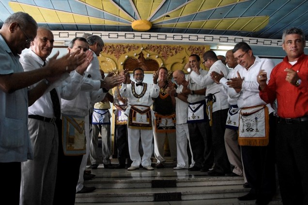 Integrantes do templo de Grand Lodge participam de ritual maçom em Cuba.