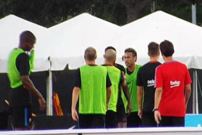 Neymar briga com Nélson Semedo em treino do Barcelona Neymar briga com Nélson Semedo em treino do Barcelona