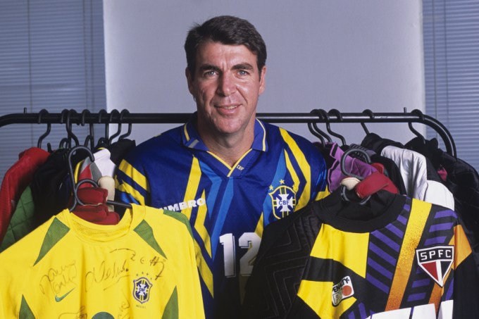 O goleiro Zetti, com algumas de suas camisas usadas em times que jogou.