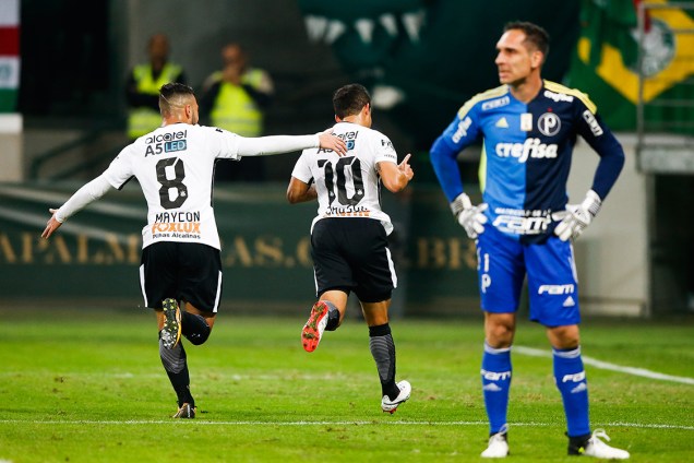 Jadson, do Corinthians, comemora após marcar gol de pênalti contra o Palmeiras, pelo Campeonato Brasileiro, em São Paulo