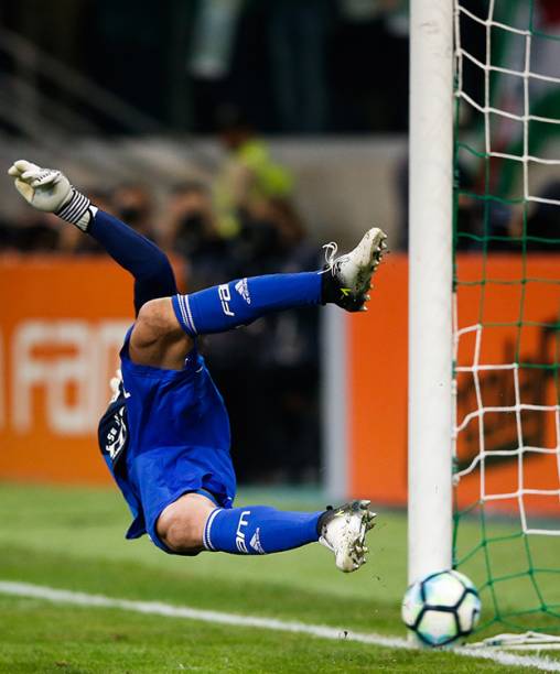 O goleiro Fernando Prass, do Palmeiras sofre gol de pênalti marcado por Jadson, do Corinthians