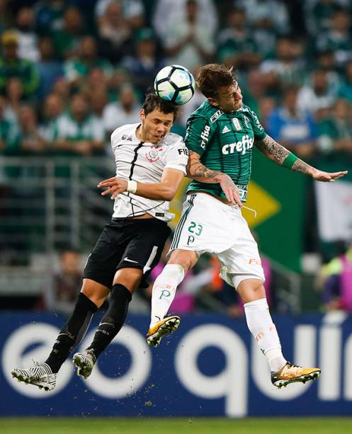 Disputa de bola no jogo entre Palmeiras e Corinthians, em São Paulo