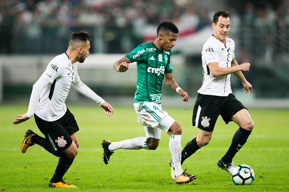 Disputa de bola no jogo entre Palmeiras e Corinthians, em São Paulo