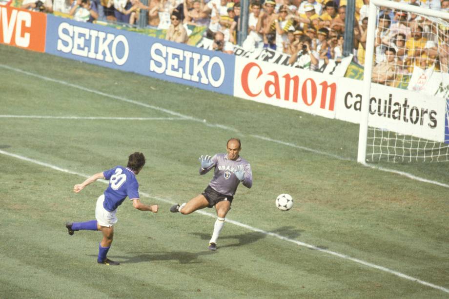 Paolo Rossi e Valdir Peres no jogo Brasil contra Itália, na Copa do Mundo de 1982, no Estádio Sarria.