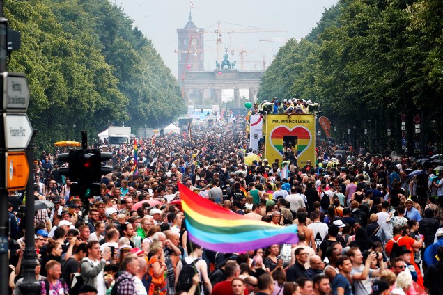 Milhares de pessoas lotam as ruas de Berlim durante a parada do orgulho gay na Alemanha - 22/07/2017