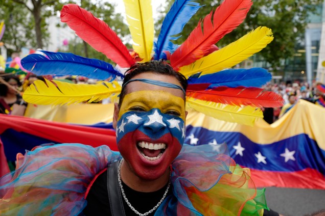 Manifestante se caracteriza com as cores da Venezuela e se diverte na parada do orgulho em Berlim, na Alemanha - 22/07/2017