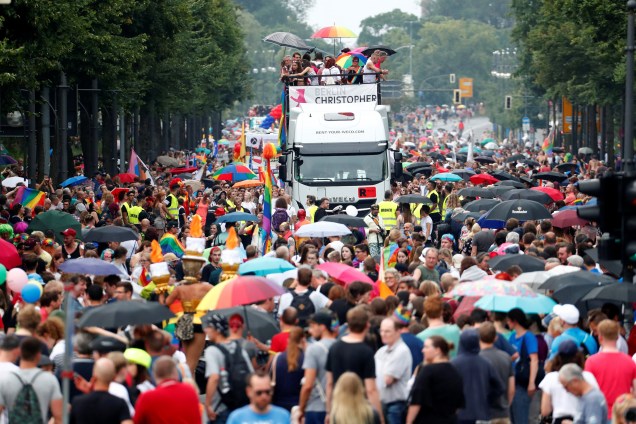 Mesmo debaixo de chuva manifestantes lotam as ruas durante a parada do orgulho gay em Berlim, na Alemanha - 22/07/2017