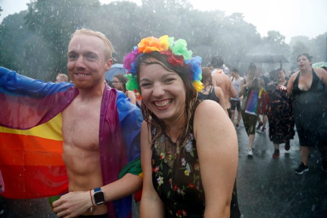 Mesmo debaixo de chuva manifestantes se divertem durante a parada do orgulho gay em Berlim, na Alemanha - 22/07/2017