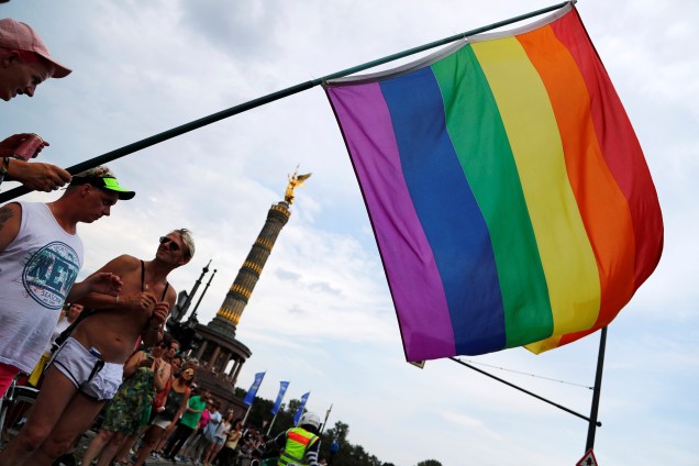 Manifestantes seguram uma bandeira com as cores do arco-iris durante parada gay nas ruas de Berlim, na Alemanha - 22/07/2017